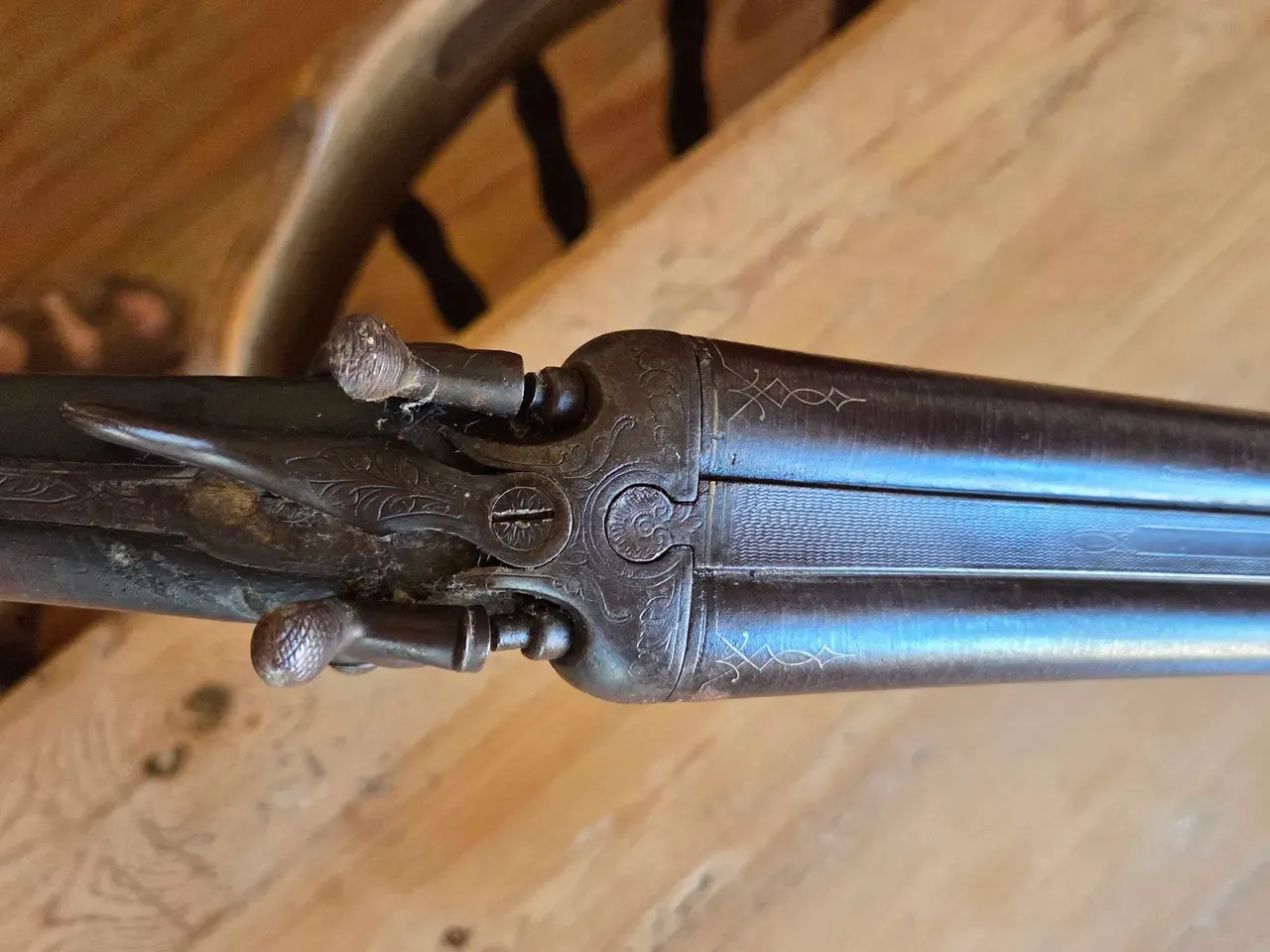 Flot hanegevær med flotte graveringer og damask