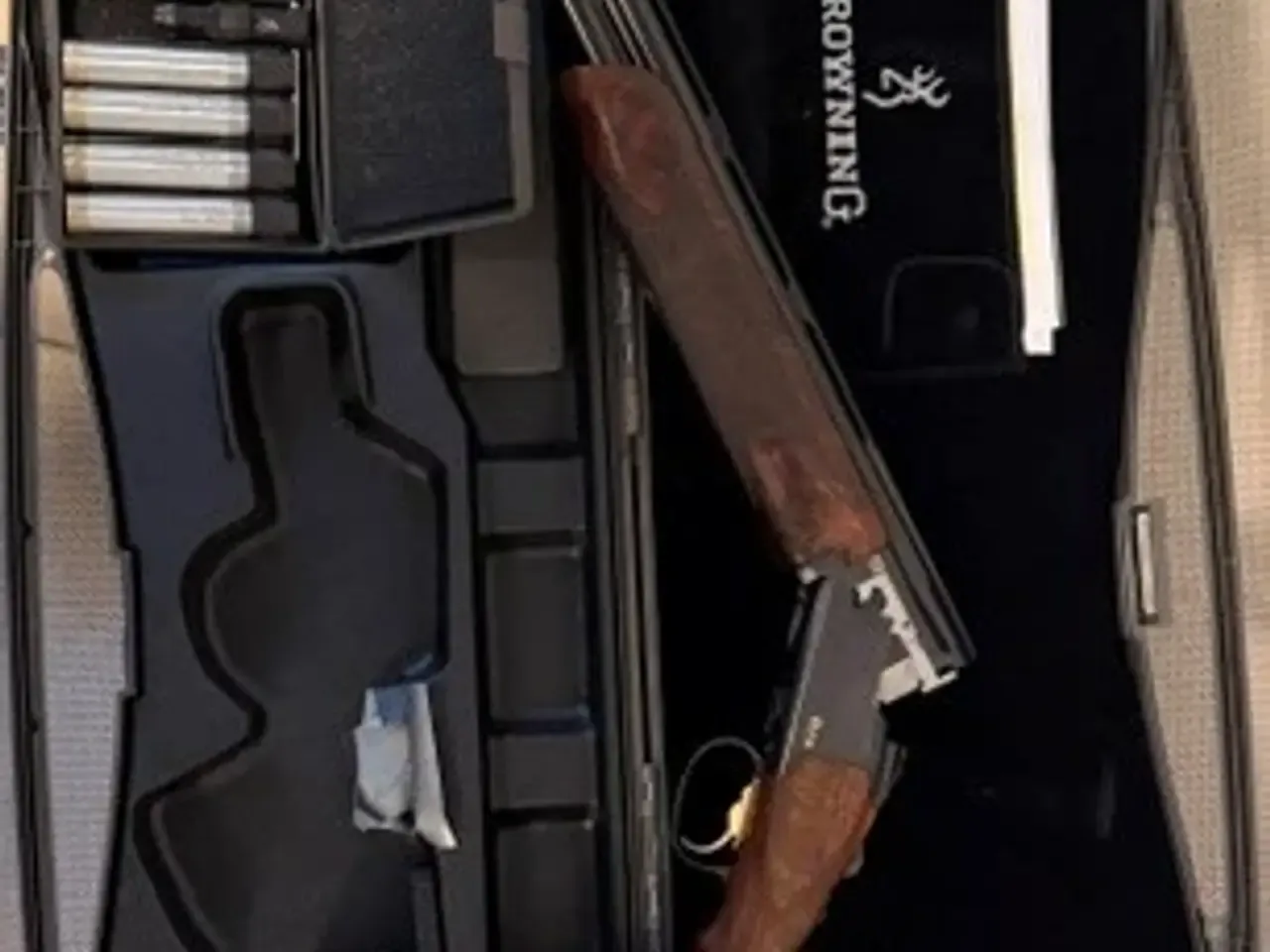 Browning 725 Black Edition med glovegrib-skæfte.